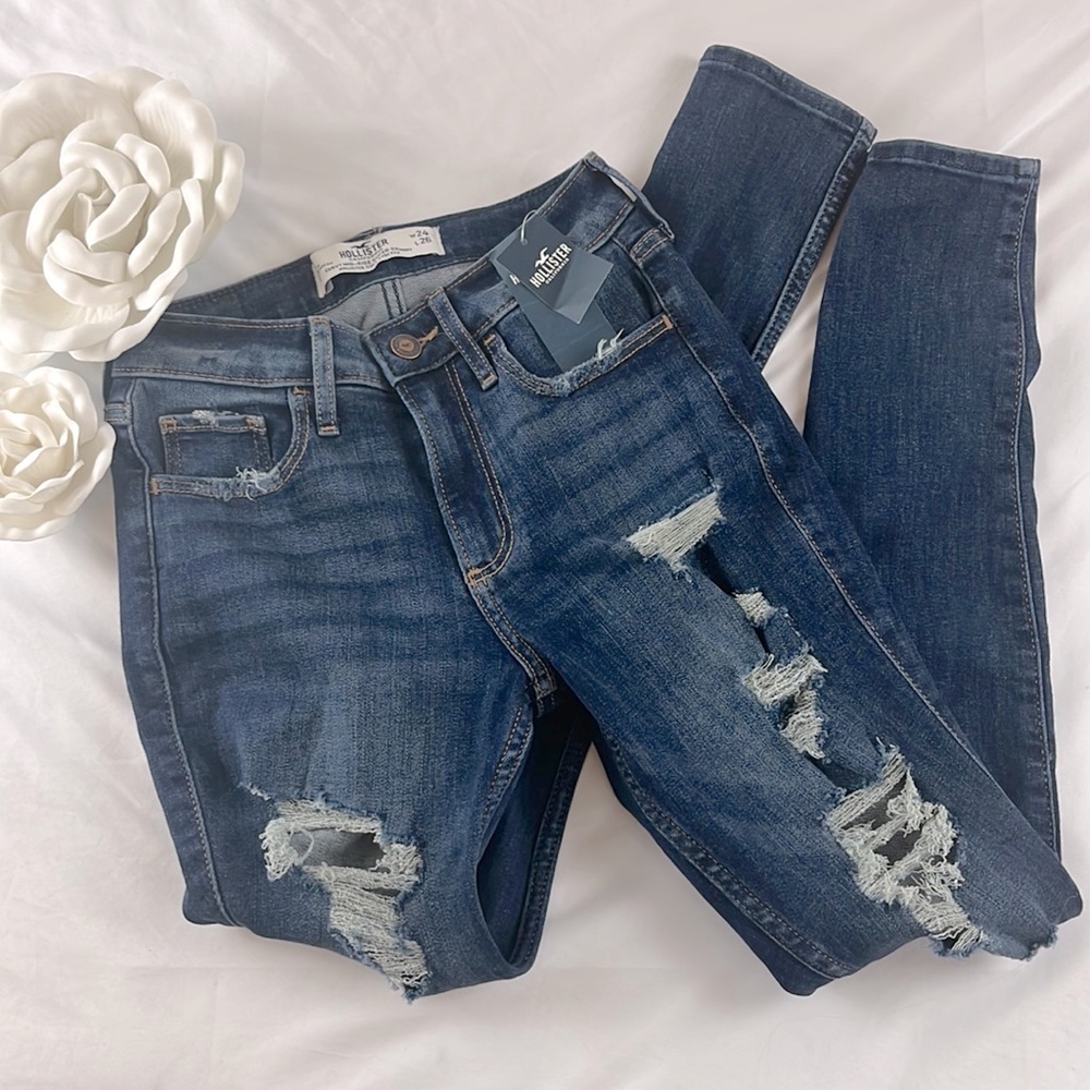 NWT HOLLISTER CURVY MID-RISE DISTRESSED JEANS. W24 L26